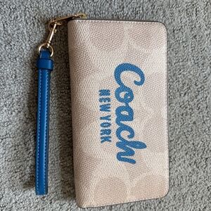 Coach wristlet wallet